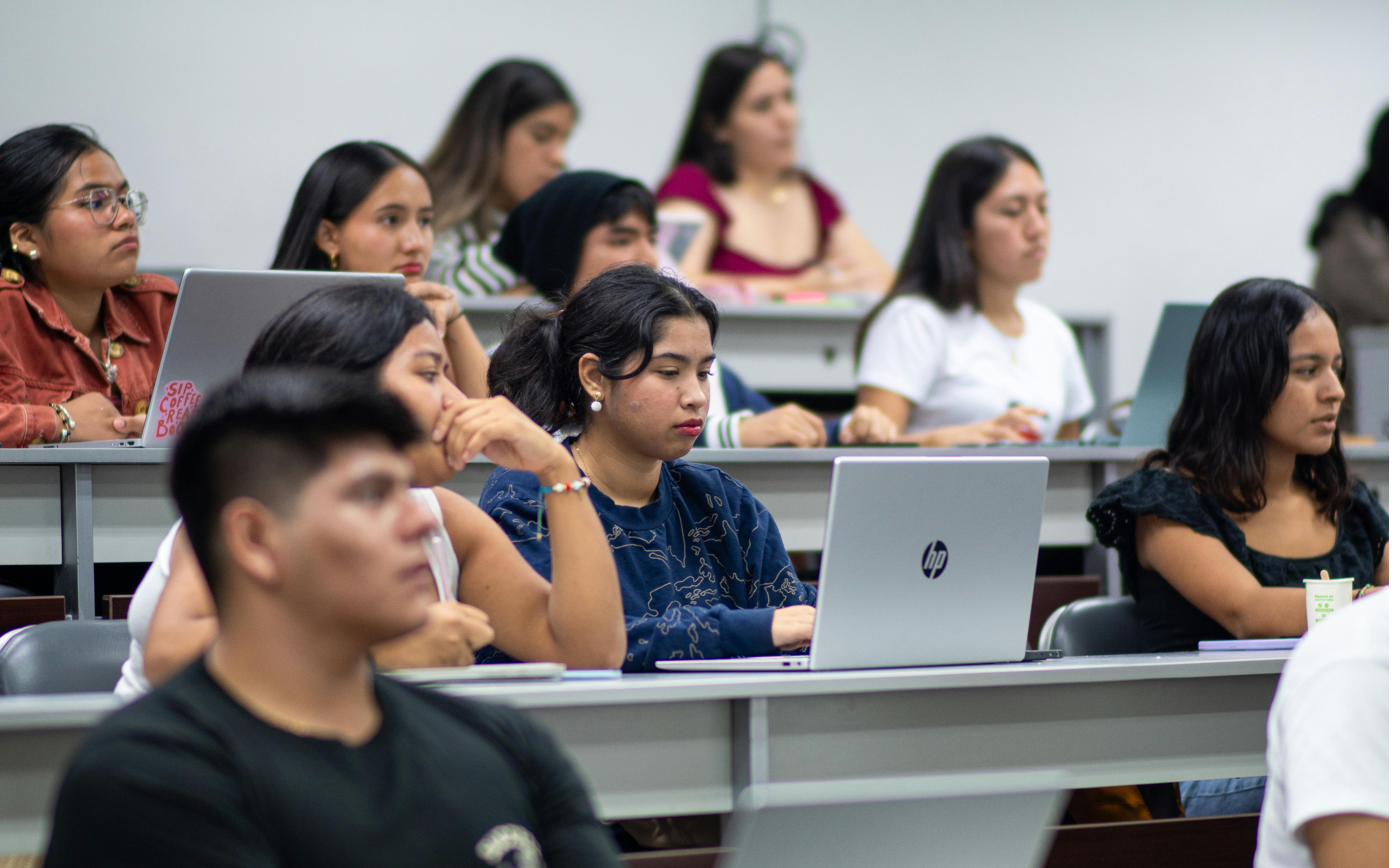 Estudiante tomando notas en universidad colombiana